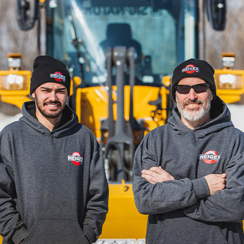 Deux opérateurs de tracteur de Neigex